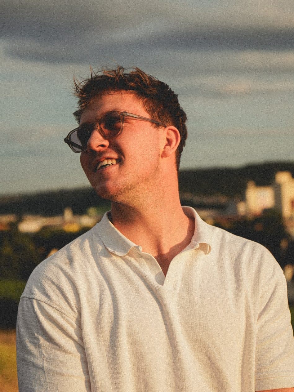 Candy Jack Hoffmann im Gegenlicht, mit Sonnenbrille, über Stuttgart